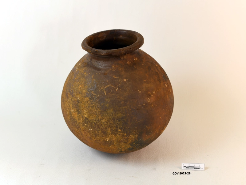 Complete Pot (water container) — Maritime Archaeology Museum