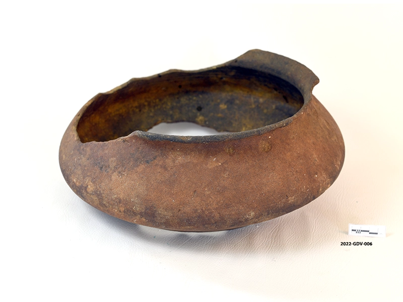 Cooking vessel (broken) — Maritime Archaeology Museum