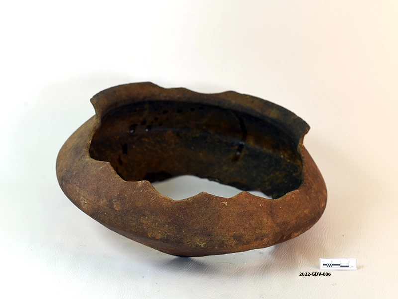 Cooking vessel (broken) — image 2
